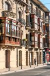 Palazzi eleganti affacciati nel centro storico di Olite, Spagna, in una giornata di sole - © GranTotufo / Shutterstock.com