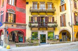 Palazzi eleganti nel centro di Pisogne, Lago d'Iseo, Lombardia- © Luca Lorenzelli / Shutterstock.com