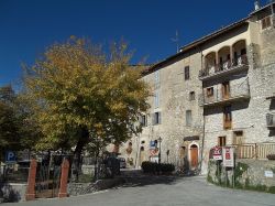 Palazzi in pietra del centro storico di Collalto Sabino, borgo del Lazio - © altotemi, CC BY-SA 2.0, Wikipedia
