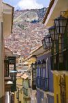 Palazzi nel centro di La Paz, Bolivia. Questi edifici impreziositi da lampade si affacciano su una delle vie della città bassa di La Paz - © Anisimov Valerii / Shutterstock.com