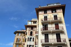 Eleganti palazzi a Rapallo - La cittadina di Rapallo è conosciuta come una delle più frequentate e popolari località della Riviera Ligure, grazie ai suoi hotel di lusso, ...