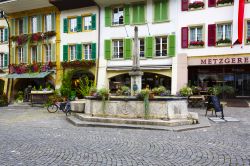 Palazzi nella via principale della vecchia città di Murten, Svizzera. In primo piano una delle fontane che si possono ammirare passeggiando per il centro storico - © marekusz / Shutterstock.com ...