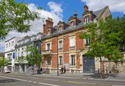 Palazzi signorili nel centro storico di Chartres con genete a passeggio (Francia) - © Walencienne / Shutterstock.com