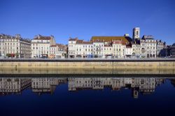 Palazzi signorili sul Quai Vauban riflesssi nel fiume Doubs a Besancon (Francia).
