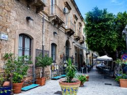 Palazzi storici nel cuoe di Santo Stefano di Camastra, siamo nel nord della Sicilia - © Fabio Michele Capelli / Shutterstock.com