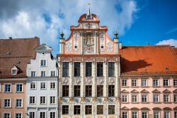 Palazzi storici nel cuore della cittadina bavarese di Landsberg am Lech, Germania, in autunno.
