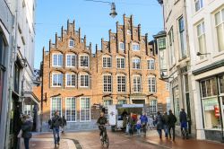 I palazzi tipici olandesi si affacciano sulle strade del centro storico di 's-Hertogenbosch, comunemente conosciuta con il nome di Den Bosch - foto © Nick_Nick / Shutterstock.com 