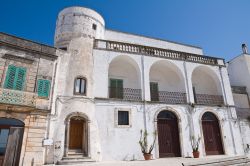 Palazzo Amati a Cisternino, Puglia. Situato fra Piazza Garibaldi e Villa Comunale, questo edificio con la sua torre risale al tardo Medioevo.
