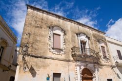 Palazzo antico in una via del centro di Presicce in Puglia