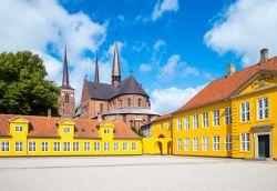 Il palazzo barocco ex Vicarage a Roskilde, Danimarca. Oggi ospita il Museo di Arte Contemporanea. Sullo sfonfo, l'abisde della cattedrale cittadina.


