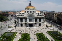 Il Palazzo di Belle Arti (Bellas Artes) nel centro di Città del Messico. L'edifico fu costruito durante la prima metà del Novecento (terminato solo nel 1960) ed è calssificato ...