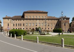 Palazzo Bentivoglio nel borgo di Gualtieri, provincia di Reggio Emilia. Residenza dei marchesi di Gualtieri, l'edificio si affaccia sulla piazza di fronte alla Torre dell'Orologio.
 ...