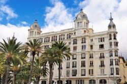 Palazzo Carbonell a Alicante, Spagna: costruito nel 1925, questo elegante edificio è stato intitolato a un uomo d'affari.
