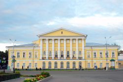 Uno dei palazzi più eleganti che affacciano sul centro cittadino di Kostroma, città russa che annovera fra i suoi cittadini più illustri pittori, scrittori, poeti e attori ...