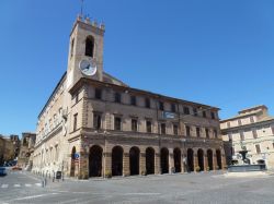 Palazzo comunale di Osimo con la torre civica, la piazza Boccolino e la fontana con il putto e l'anfora