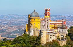 Il Palazzo Nazionale da Pena (Palacio da Pena) è il simbolo della città di Sintra, in Portogallo - © Shchipkova Elena / shutterstock.com