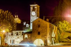 Fotografia notturna del Palazzo dei Capitani, datato 1300, che si trova nel borgo di Palazzuolo su Senio in Toscana - © GoneWithTheWind / Shutterstock.com