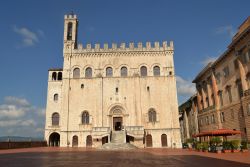 L'elegante Palazzo dei Consoli in centro a Gubbio. La Piazza Grande detta anche della Signoria è una angolo di struggente bellezza, uno dei balconi urbanistici d’Italia più ...