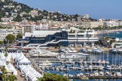 Il Palazzo dei Festival e del Congresso a Cannes, Francia. A progettarlo nel 1982 furono gli architetti Bennett & Druet. Rappresenta il fiore all'occhiello dell'economia di questa ...
