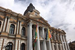 Palazzo del Congresso a La Paz, Bolivia. L'imponente edificio del Congresso boliviano, ospitato in piazza Murillo, con l'ingresso caratterizzato da un alto colonnato - © gary yim ...