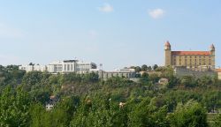 Il Palazzo del Consiglio Nazionale della Repubblica Slovacca, situato presso il castello di Bratislava, la capitale del paese - foto © Svetovid / Wikipedia