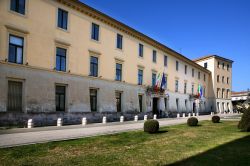 Palazzo del Governo a Caserta, sede della Prefettura e della Questura, Campania.
