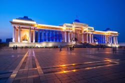 Il Palazzo del Governo di Ulan Bator by night, Mongolia. Si trova nella parte nord di Chinggis Square (o Sukhbaatar Square).
