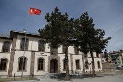 Il Palazzo del Governo nella cittadina di Erzueum, Turchia, con la bandiera che sventola - © prdyapim / Shutterstock.com