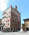 Palazzo del Pretorio a Prato, Toscana. Sorge in piazza del Comune di fronte all'attuale Palazzo Municipale: nacque nel XIII° secolo dalla fusione di tre edifici preesistenti. Dal 2013 ...