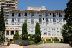 Palazzo del XIX° secolo a Saint Raphael, Francia. Questo suggestivo edificio costruito nel corso del XIX° secolo ospita un résidence alberghiero con vista mare - © Philip ...