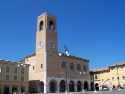 il Palazzo della Ragione in centro a Fano: ospita al suo interno il Teatro della Fortuna - © MarkusMark - CC BY-SA 3.0 - Wikimedia Commons.