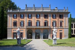 Palazzo d'epoca a Como, Lombardia - Un bel parco verde è perfetto scenario per questo edificio storico a cui si accede percorrendo un vialetto ghiaiato a cui sembrano fare da guardiani ...