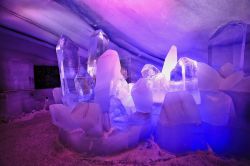 Palazzo di Ghiaccio al ghiacciaio Hintertux, Austria. Una bella immagine dell'interno dell'Ice Cave che si trova in cima al ghiacciaio austriaco.

