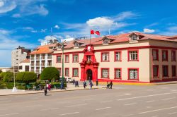 Palazzo di Giustizia nei pressi di Plaza de Armas a Puno, Perù, in una giornata di sole.



