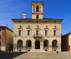 Una giornata di sole splende sul Palazzo Ducale di Sabbioneta - Il Palazzo Ducale, anche detto Palazzo Grande, ricopre un ruolo di grande importanza nella storia di Sabbioneta, in quanto fu ...
