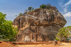 L'ultima parte della scalinata che conduce al palazzo (o fortezza) di Sigiriya, sulla cima della Lion Rock, nel centro dello Sri Lanka.