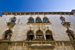 Palazzo gotico a Porec, Croazia. Nella Decumanus, al numero 5, sorge il bell'edificio in stile gotico fiorito eretto nel 1473 - © lero / Shutterstock.com