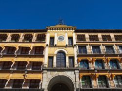 Uno dei palazzi di Plaza de Zocodover a Toledo (Castiglia, Spagna). La piazza è un grande salotto in cui si incontrano turisti e abitanti del luogo, in origine mercato arabo, oggi sede ...