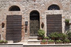 Un palazzo in pietra nel centro storico di Corciano - © Claudio Giovanni Colombo / Shutterstock.com