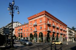 Il palazzo all'incrocio di Vale Italia con Via Lorenzo de Concillis a Avellino, Campania, Italia.
