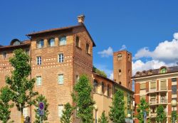 Palazzo Marro a Alba, Piemonte, Italia. Sorge imponente in Piazza Pertinace questo edificio di epoca medievale nei pressi di cui sono stati riportati alla luce i resti di un tempio romano pagano ...