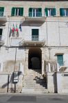 Palazzo Melodia a Ruvo di Puglia - Una bella immagine di Palazzo Melodia, edificio del primo Ottocento, situato in piazza Matteotti nell'area di pertinenza del castello © Mi.Ti. / Shutterstock.com ...