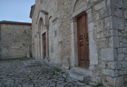 Palazzo Monforte, centro storico di Campobasso, Molise, Italia. Uno scorcio dell'imponente costruzione che si eleva a 800 metri d'altezza sopra il capoluogo del Molise.
