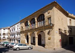 Palazzo Municipale a Baeza, Andalusia, Spagna. Sede del potere civile, questo splendido edificio si presenta con una doppia galleria di archi semicircolari con colonne abbinate a capitelli dorici ...