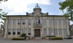Palazzo municipale a Jolanda di Savoia in provincia di Ferrara - © Nicola Quirico , CC BY-SA 4.0, Wikipedia
