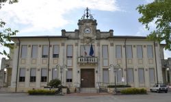 Palazzo municipale a Jolanda di Savoia in provincia di Ferrara - © Nicola Quirico , CC BY-SA 4.0, Wikipedia