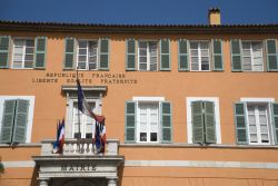 Il Palazzo Municipale della cittadina di Frejus, Costa Azzurra, Francia - © Daniel Leppens / Shutterstock.com