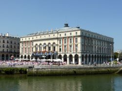 Il Palazzo Municipale di Bayonne, Francia, in occasione del Summer Festivale cittadino.

