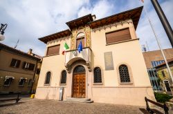 Il Palazzo Municipale di Gorgonzola, provincia di Milano, Lombardia. La località da il nome al celebre formaggio gorgonzola - © Alexandre Rotenberg / Shutterstock.com