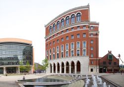 Palazzo nel centro di Birmingham, Inghilterra. Mattoni rossi e cinque fila di finestre per la facciata di questo edificio che sorge nel cuore della città inglese.